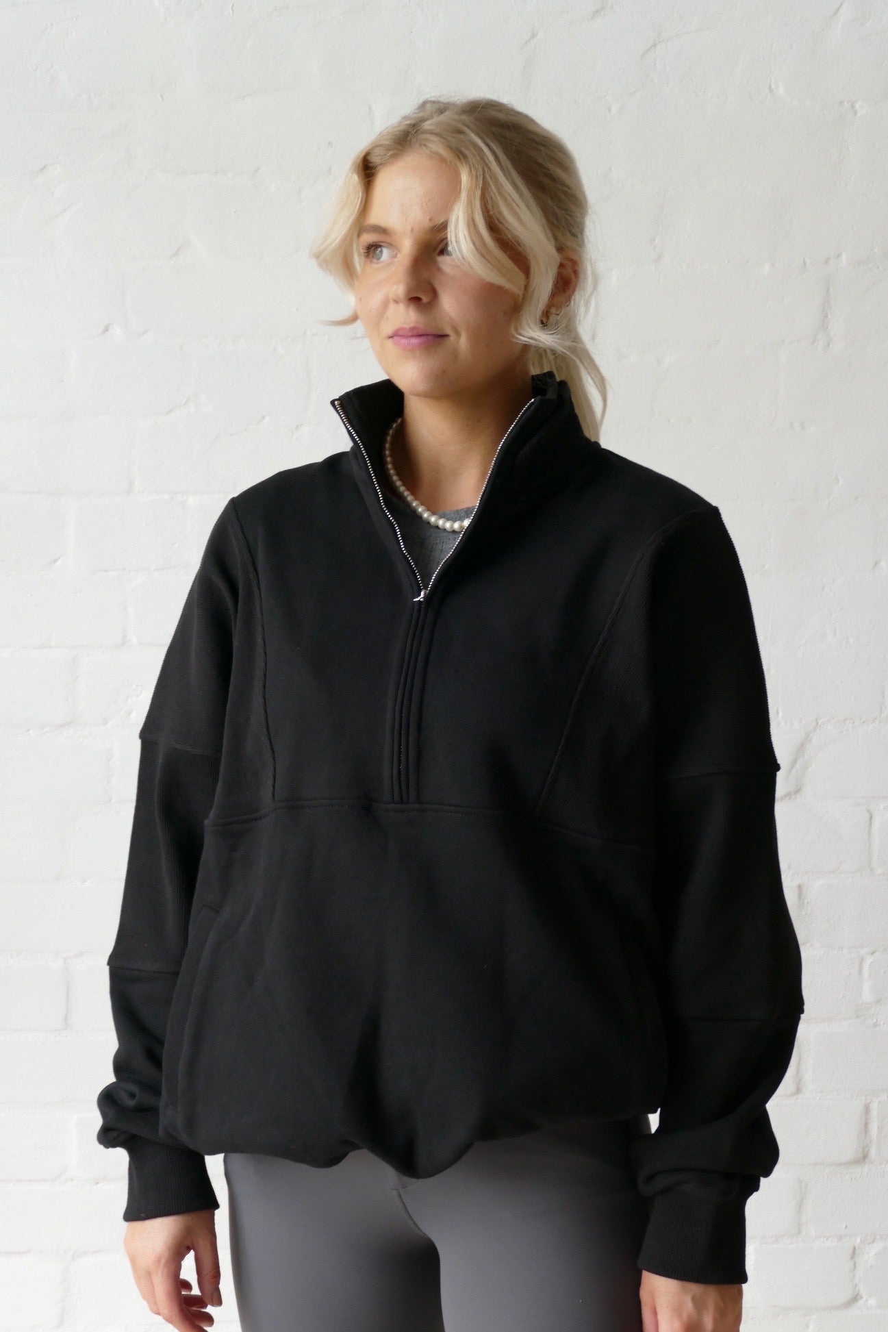 1/2 Zip Sweatshirt in Black